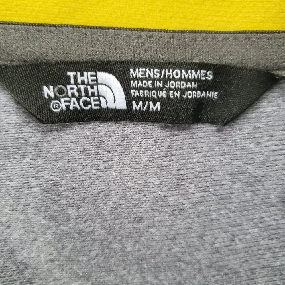 The North Face Men's Essential 1/4 Zip Pullover Performance Shirt Medium